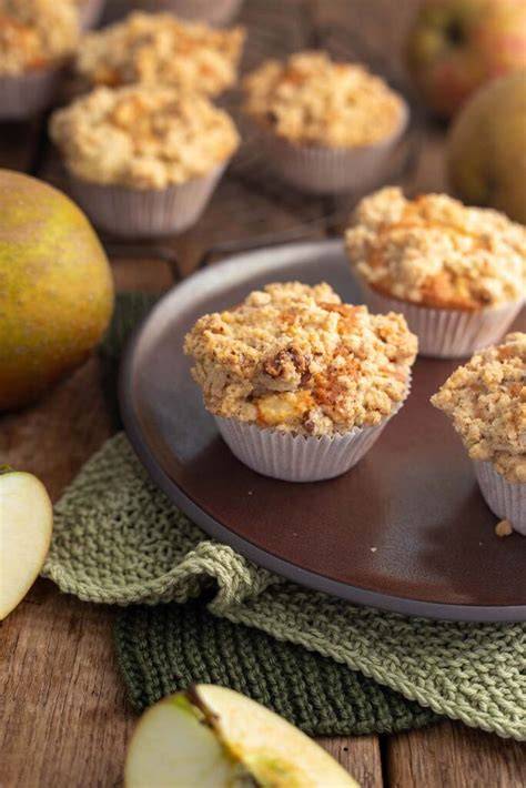herbstliche muffins dekoration mit äpfeln und karamell