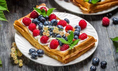 herbstliche waffeln mit früchten