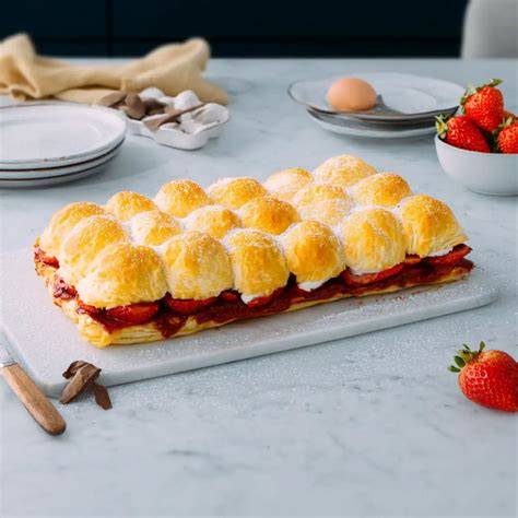 herzförmige Blätterteigkuchen mit Erdbeeren