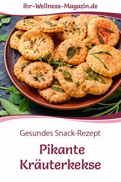 herzhafte Kräuterkekse auf einer Servierplatte