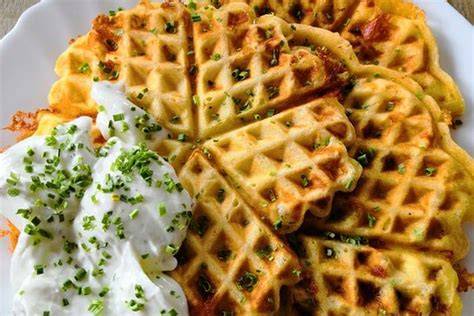 herzhafte buttermilch-waffeln aufgelegt mit bacon, cheddar und frühlingszwiebeln