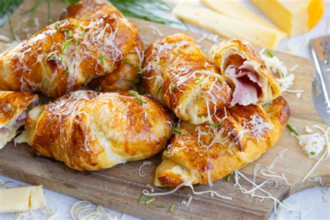 herzhafte gefüllte croissants mit schinken und ziegenkäse