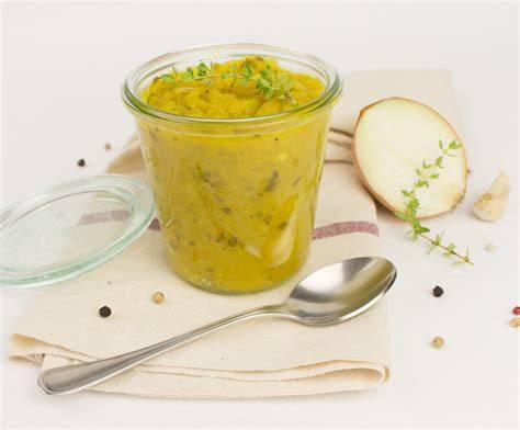 herzhafte zwiebelmarmelade mit thymian, kurkuma und grillbeilage