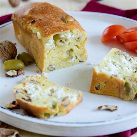 herzhafter Kuchen mit Ziegenkäse und Oliven