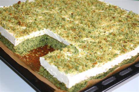 herzhafter spinatkuchen mit schafkäse und joghurtsauce