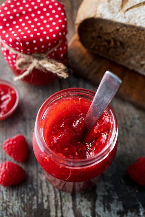 himbeermarmelade auf frisch getoastetem brot