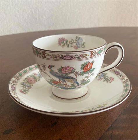 historische Porzellantasse aus China und englische Tasse mit Henkel
