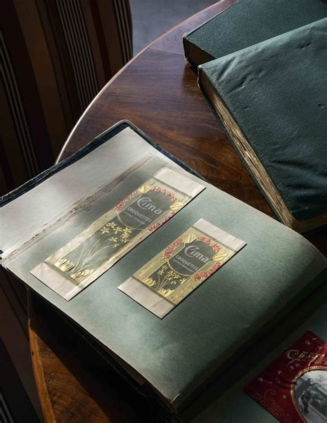 historische Schokoladenverpackungen und Werbematerial