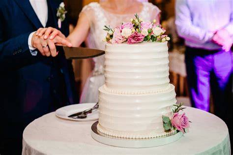 hochzeitstorte anschneiden festlicher moment