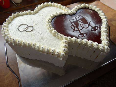 hochzeitstorte in herzform mit fondant-verzierung