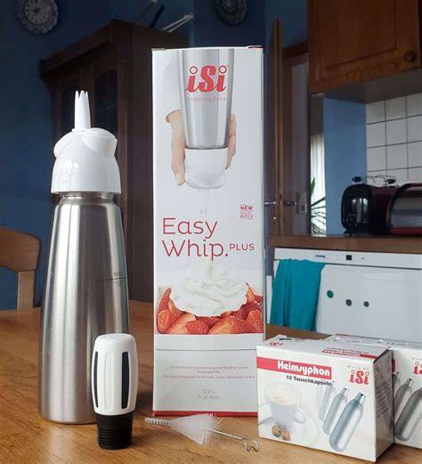 iSi Dessert Whip PLUS Mini und Zubehör auf einer Küche