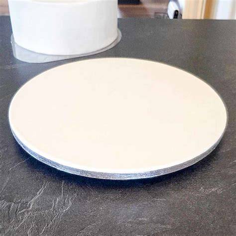 infografik: Schritt-für-Schritt Cakeboard mit Fondant überziehen