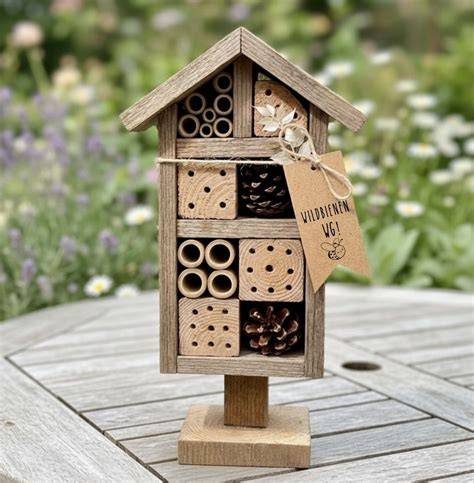 insektenhotel und bienentränke