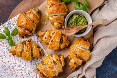 italienische croissant variante pesto tomaten mozzarella