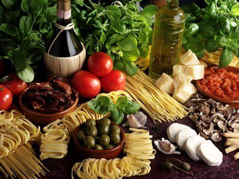 italienische und klassische Zutaten auf einer Pumpernickeltorte