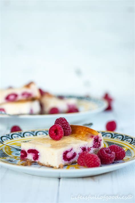 italienischer ricotta-käsekuchen mit beerensauce und himbeeren