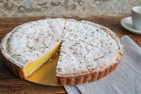 italienisches Café mit Torta della Nonna