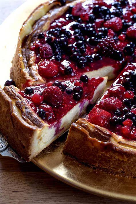käsekuchen mit beeren topping