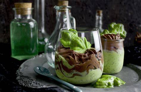 kühlschrankkuchen waldmeister mit halloween dekoration