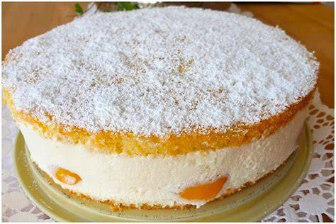 kaffeetafel mit klassischer quark sahne torte