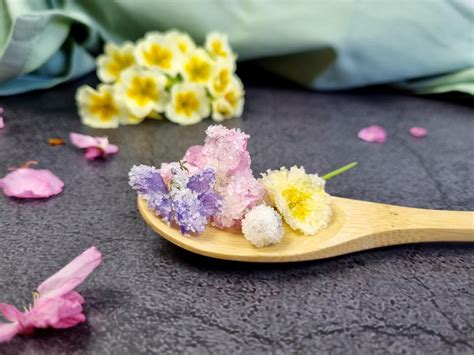 kandierte blüten auf backblech