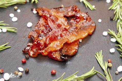 kandierter bacon auf rost