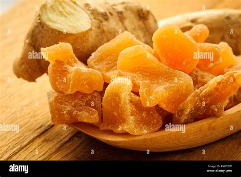 kandierter ingwer - closeup auf gezuckerte stücke