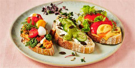 karamell-soße in glasflasche mit brot und dessert