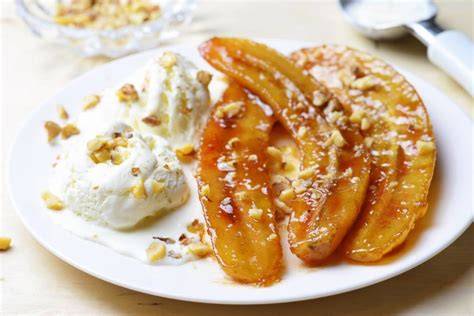 karamellisierte Bananen im Ofen mit Vanilleeis