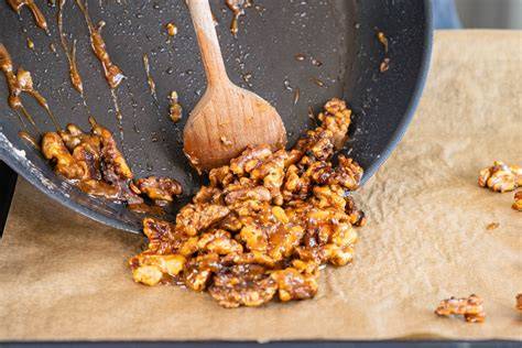 karamellisierte Walnuesse auf Backpapier