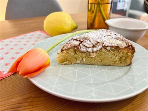 karamellisierter Mandelkuchen auf Teller