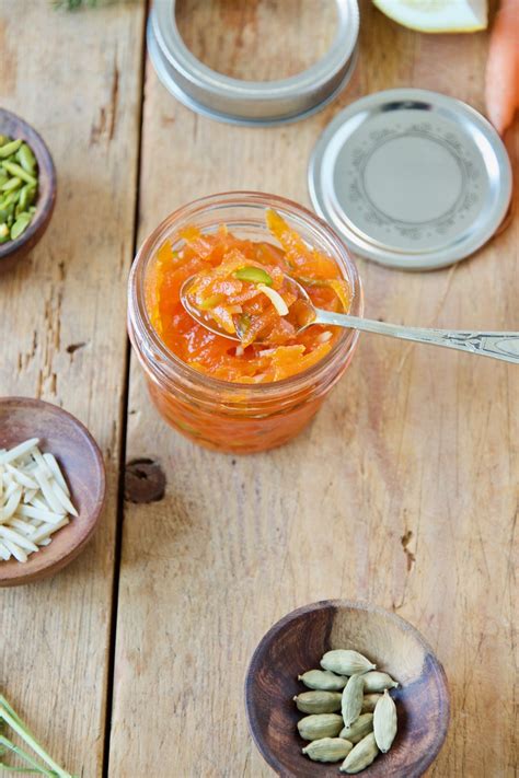 karotten-orangen-konfitüre mit kurkuma und pfefferkörnern
