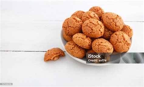 kichererbsen protein kekse auf weißem teller