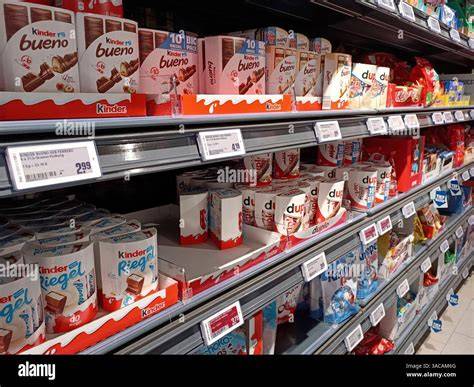 kinder Produkte auf einem Regal: Riegel, Überraschungseier, Schokobons