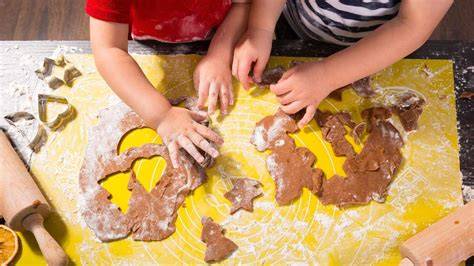 kinder beim eulen keks verzieren