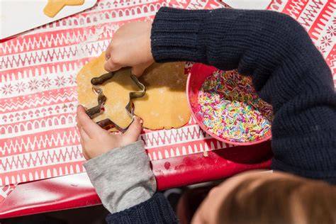 kinder beim keks-ausstechen
