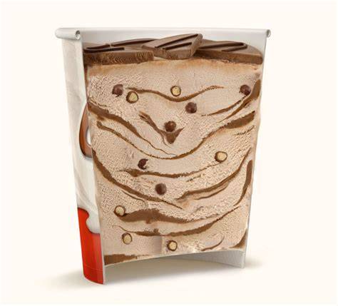 kinder bueno White Eisbecher mit Haselnusssoßen-Swirl und Keksstückchen