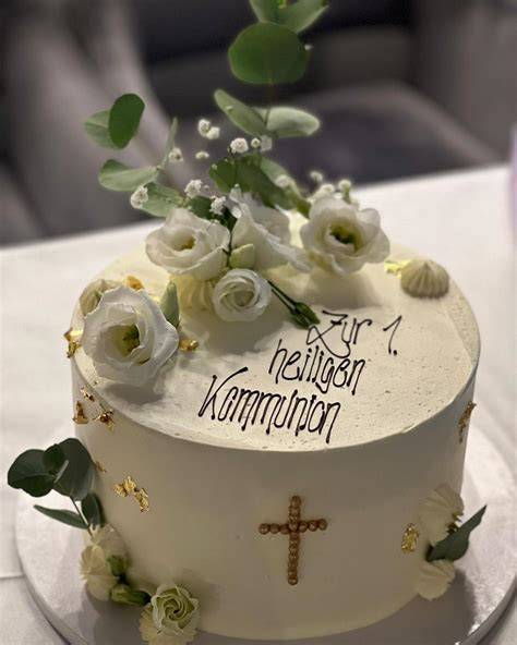 kinder feiern kommunion torte im kreis der familie