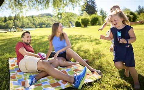 kinder und familie genießen ein stück saftigen schokokuchens
