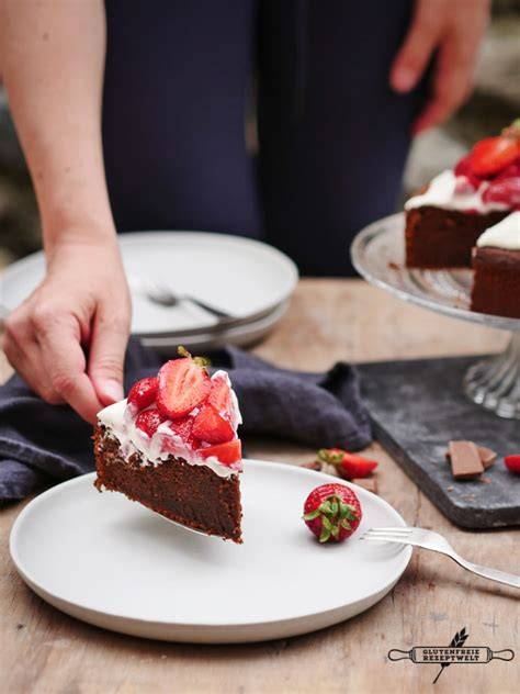 klassisch gefüllte Schokotorte mit Erdbeeren und Quarkcreme