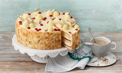 klassische Buttercremetorte mit Spritztüllen-Dekoration