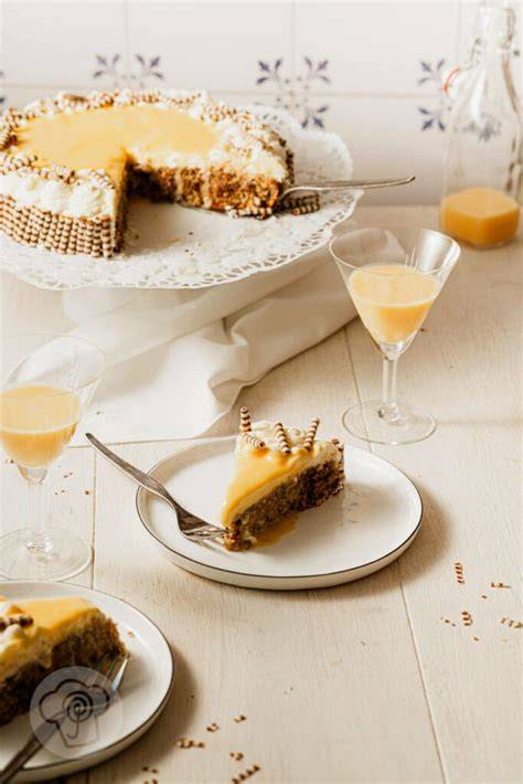 klassische Eierlikör-Apfel-Torte auf schönem Kuchenteller