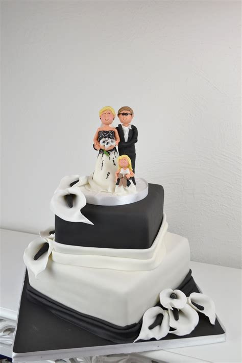 klassische Hochzeitstorte mit Brautpaar aus Zuckerguss