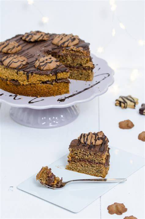 klassische Lebkuchen Creme Torte, angeschnitten, mit Deko