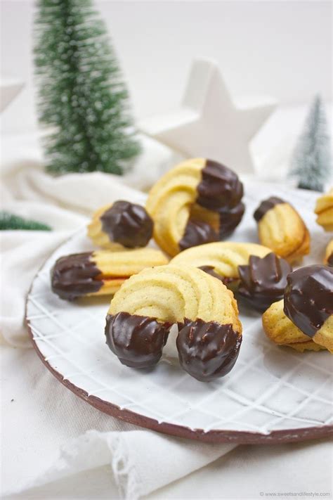 klassische Linzer Kipferl mit Marmelade und Schokolade