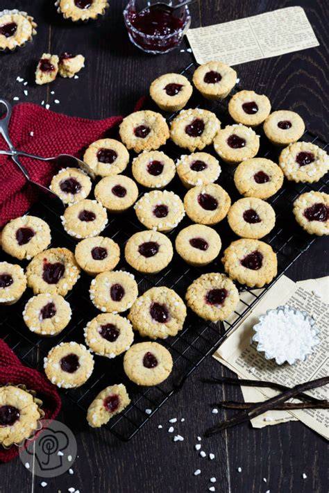 klassische Marmeladenkekse auf einer Weihnachtstafel