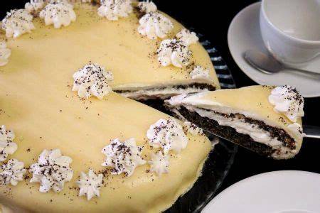 klassische Mohntorte mit Marzipandecke