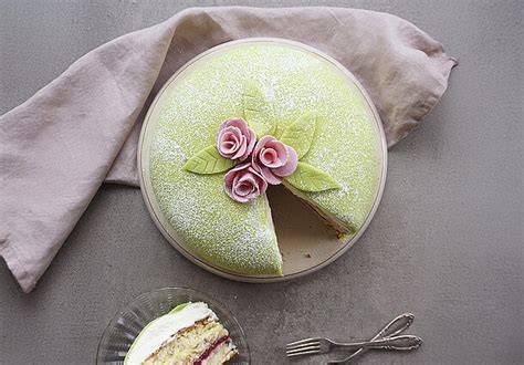 klassische Prinzessinnentorte mit grünem Marzipan und Dekor