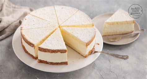 klassische Quark-Torte auf einer Tortenplatte