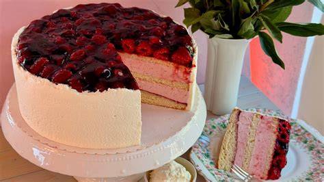 klassische Sahnetorte mit Frucht und Biskuit